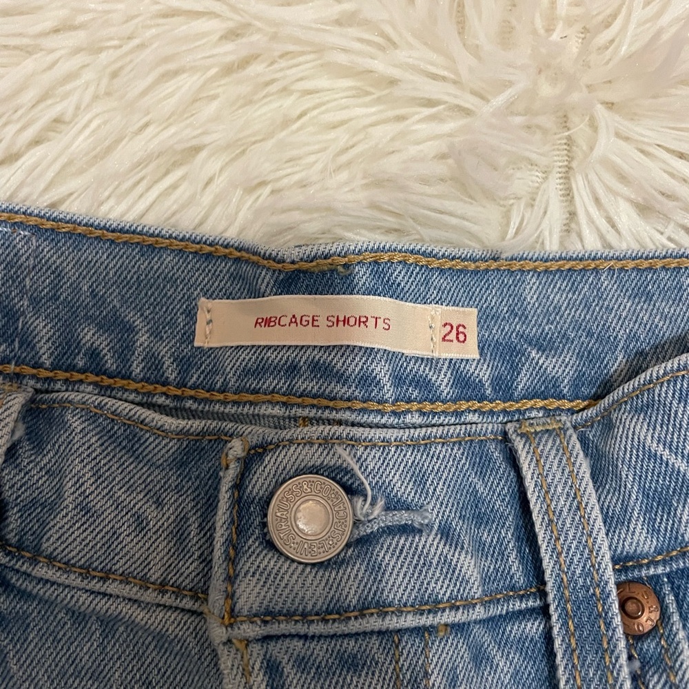 Levi’s Ribcage Shorts - Picture 2 of 4